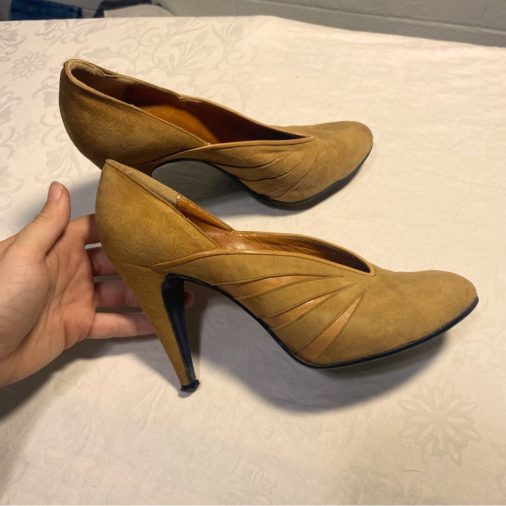 Vintage Made in Italy Caramel Suede Heels 39 Fits like 7- 7.5 Women’s  Camel